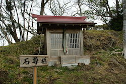 頂上の石尊を拝み 高鶴山を守ろうとする心が1つに