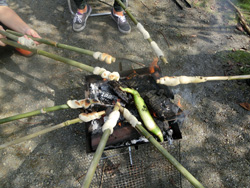 竹に生地を巻き付けて焼くとホカホカのパンに