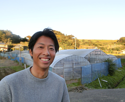 梁寛樹さん RYO’S FARM6棟のハウスの前で
