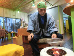 毎日手網焙煎して珈琲を淹れる千代さん