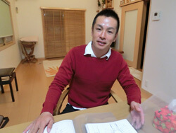 新定置網の設計図を広げる和田謙太郎さん