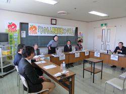 選考に先だって講評する川上さん