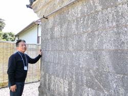房州石で造られた「鈴木家住宅石蔵」(国登録有形文化財)を解説する風戸重利さん