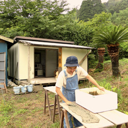 陶土を乾燥させる西山さん