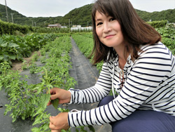 一つひとつ手作業で野菜を生育する足達さん