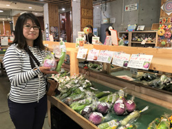 道の駅ハイウェイオアシス富楽里にて朝採れの野菜を販売している