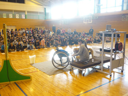 小・中学校に訪問して介助犬デモンストレーションを披露する様子